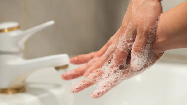 Händewaschen Mit Seife Und Wasser Zur Vorbeugung Gegen Coronavirus Händewaschen lizenzfreie Stockfotos