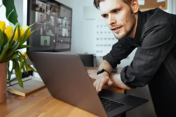 Glimlachende Man Met Een Zoomvideogesprek Laptop Het Thuiskantoor Vergadering Afstand — Stockfoto