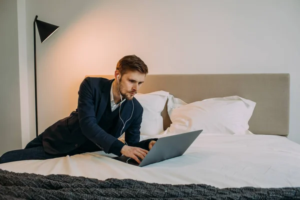 Young Man Freelancer Lying Bed Home Using Laptop Work Businessmen — Stock Photo, Image