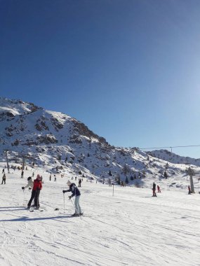 Dağlarda kayak - spor ve rahatlama