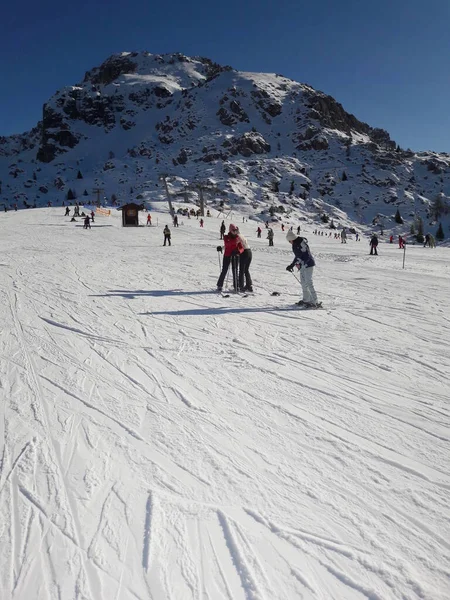 山の中でスキー スポーツとリラクゼーション — ストック写真