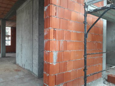 İnşaat alanında çalışma sürüyor.