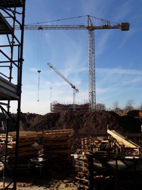 Baharda inşaat sahasında çalışma sürüyor