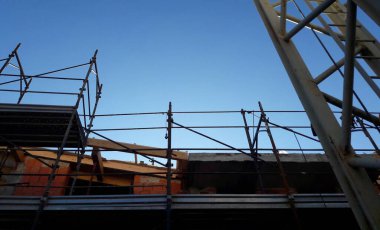 İnşaat alanı - vinç ve yapı iskelesi