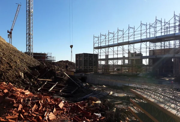 İnşaat alanı - vinç ve yapı iskelesi