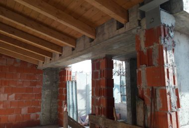 İnşaat alanında çalışma sürüyor.