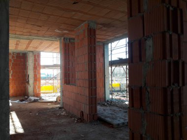 İnşaat alanında çalışma sürüyor.