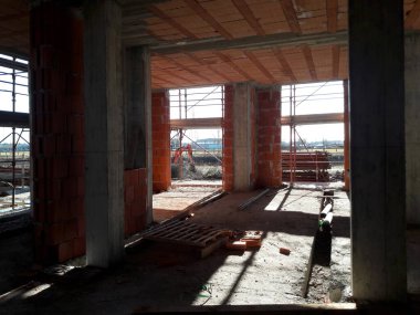 İnşaat alanında çalışma sürüyor.