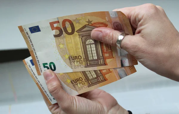 Eurobankbiljetten Handen Van Een Vrouw Rijkdom — Stockfoto