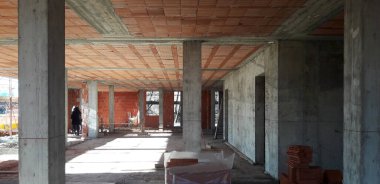 İnşaat alanında çalışma sürüyor.