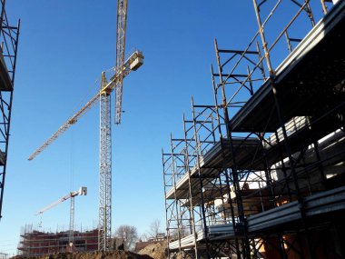 İnşaat alanı - vinç ve yapı iskelesi