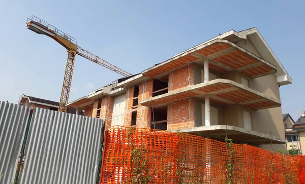 İnşaat sahasında çalışma devam ediyor - iş