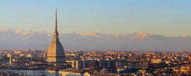 Torino ilkbaharda ufuk çizgisi - köstebek Antonelliana
