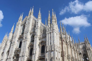 Baharda Milan Katedrali - örümcekler ve heykeller