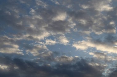 Baharda gökyüzü ve bulutlar - cennet