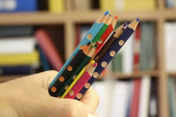 Bir Sanatçının Ellerinde Renkli Kalemler — Stok fotoğraf