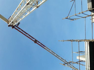 İlkbaharda inşaat sahasında çalışmalar devam ediyor - çalışmaların devamı