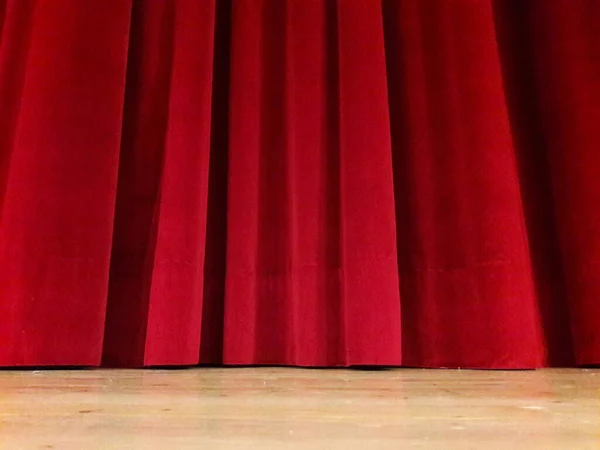 Tiyatro sahnesi - başlamayı bekliyor