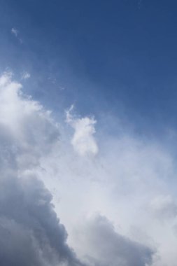 Baharda gökyüzü ve bulutlar - cennet