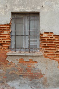 Çiftlik evinin duvarlarında artan nem - hasar