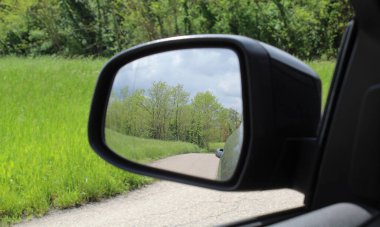 Dikiz aynası - ilkbaharda kırsalda araba sürmek