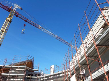 İlkbaharda inşaat sahasında çalışmalar devam ediyor - çalışmaların devamı