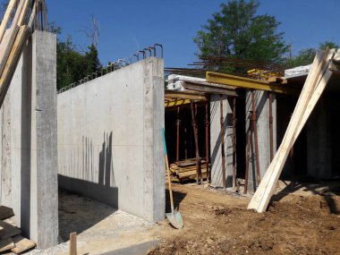 İnşaat sahasında çalışma sürüyor - faaliyetlerin sürdürülmesi