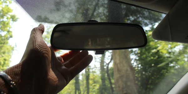 車のバックミラー 春の田舎で運転 — ストック写真