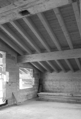 İnşaat alanında tadilat var. Tahta çatı.