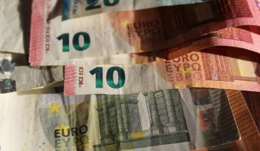 Masadaki Euro banknotları - yoksulluk