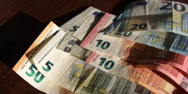 Tafel Liggende Eurobankbiljetten Armoede — Stockfoto