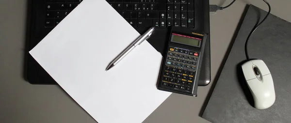 Počítač Kalkulačka Pero Prázdný List Kancelářském Stole — Stock fotografie