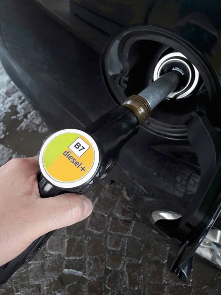 Benzin Istasyonunda Mazot Yapıyorum Arabaya Yakıt Dolduruyorum — Stok fotoğraf