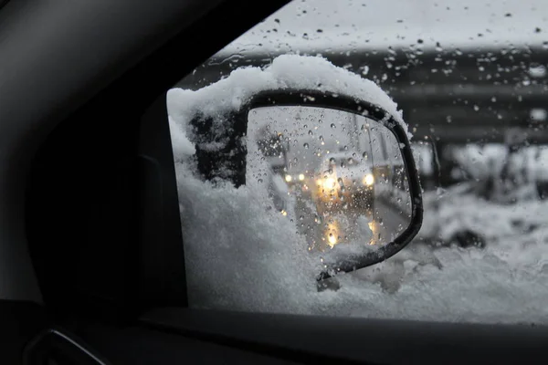 Jazda Samochodem Śnieżny Dzień Lusterko Wsteczne — Zdjęcie stockowe