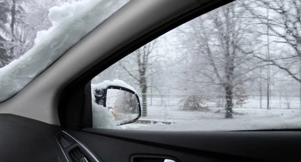 Jazda Samochodem Śnieżny Dzień Lusterko Wsteczne — Zdjęcie stockowe