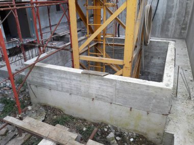 İnşaat alanı - vinç ve yapı iskelesi