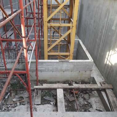 İnşaat alanı - vinç ve yapı iskelesi