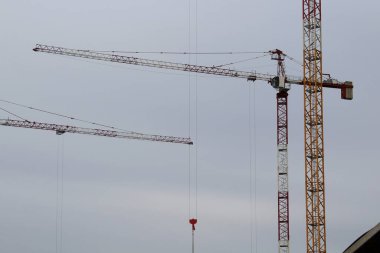 İnşaat alanı - vinç ve yapı iskelesi