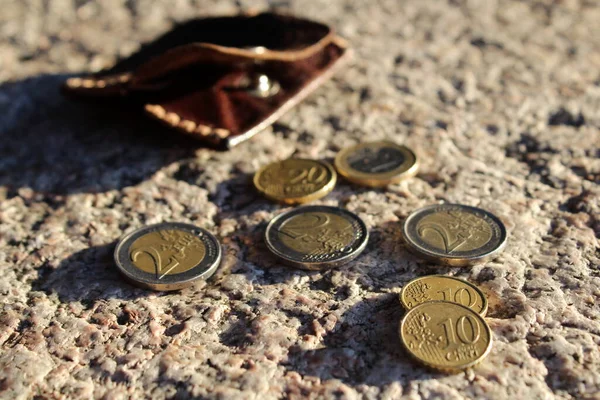 Taş masadaki çantanın içinde Euro sikkeleri