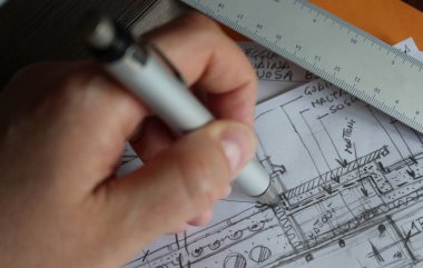 Mimar kalemle el yazısıyla tasarım yapıyor