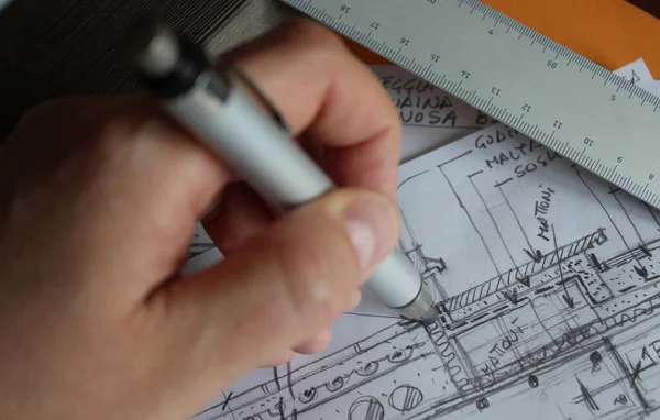 鉛筆でフリーハンドをデザインする建築家 — ストック写真