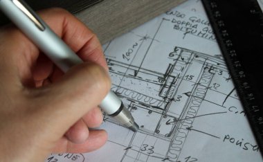 Mimar kalemle el yazısıyla tasarım yapıyor