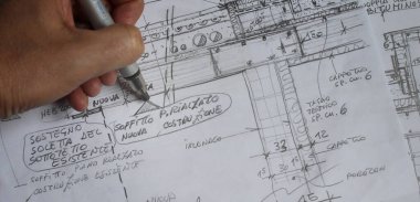 Mimar kalemle el yazısıyla tasarım yapıyor