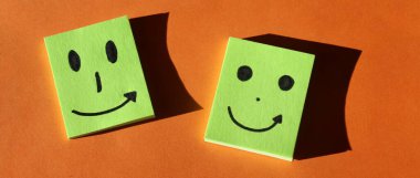 Mutluluk ve neşe gülümsemeleri