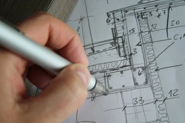 鉛筆でフリーハンドをデザインする建築家 — ストック写真