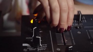 DJ elleri karıştırma konsolunda çalıyor