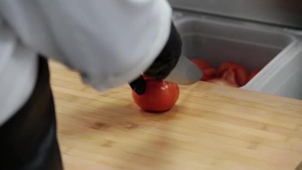 Cocinero Corta Tomate Rojo Con Cuchillo Afilado Una Tabla Cortar — Vídeos de Stock