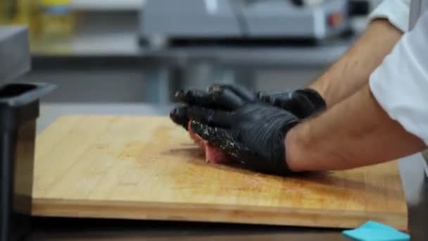 Mãos Luvas Borracha Migalha Carne Picada Uma Tábua Madeira — Vídeo de Stock