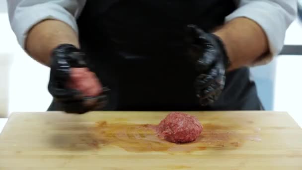 Mãos Luvas Borracha Migalha Carne Picada Uma Tábua Madeira — Vídeo de Stock