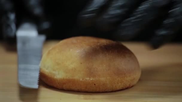 Een Hamburgerbroodje Snijden Met Een Scherp Mes — Stockvideo